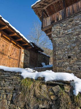 Bulgaristan 'ın Blagoevgrad bölgesindeki Otantik 19. yüzyıl evleriyle Leshten Köyü' nün kış manzarası