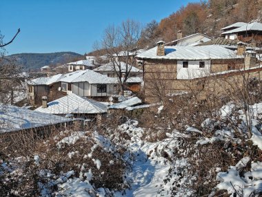 Bulgaristan 'ın Blagoevgrad bölgesindeki Otantik 19. yüzyıl evleriyle Leshten Köyü' nün kış manzarası