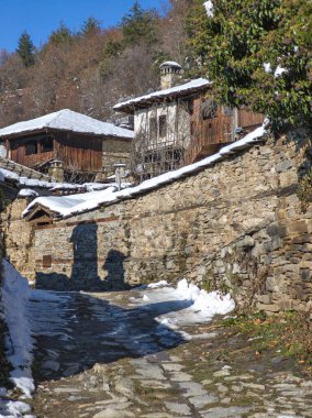 Bulgaristan 'ın Blagoevgrad bölgesindeki Otantik 19. yüzyıl evleriyle Leshten Köyü' nün kış manzarası