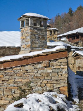 Bulgaristan 'ın Blagoevgrad bölgesindeki Otantik 19. yüzyıl evleriyle Leshten Köyü' nün kış manzarası