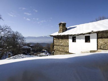Bulgaristan 'ın Blagoevgrad bölgesindeki Otantik 19. yüzyıl evleriyle Leshten Köyü' nün kış manzarası