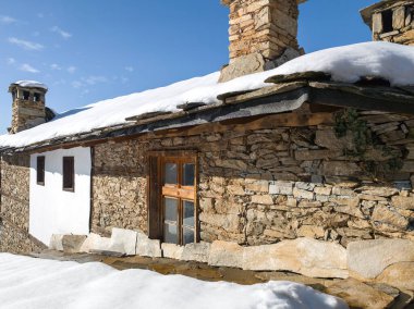 Bulgaristan 'ın Blagoevgrad bölgesindeki Otantik 19. yüzyıl evleriyle Leshten Köyü' nün kış manzarası