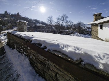 Bulgaristan 'ın Blagoevgrad bölgesindeki Otantik 19. yüzyıl evleriyle Leshten Köyü' nün kış manzarası