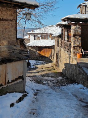 Bulgaristan 'ın Blagoevgrad bölgesindeki Otantik 19. yüzyıl evleriyle Leshten Köyü' nün kış manzarası