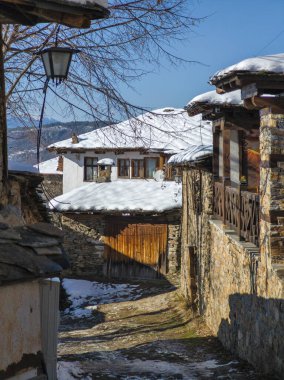Bulgaristan 'ın Blagoevgrad bölgesindeki Otantik 19. yüzyıl evleriyle Leshten Köyü' nün kış manzarası