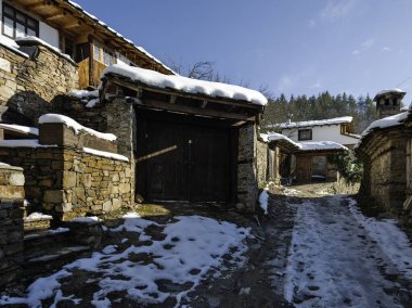 Bulgaristan 'ın Blagoevgrad bölgesindeki Otantik 19. yüzyıl evleriyle Leshten Köyü' nün kış manzarası