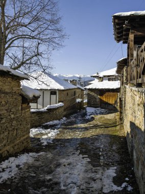 Bulgaristan 'ın Blagoevgrad bölgesindeki Otantik 19. yüzyıl evleriyle Leshten Köyü' nün kış manzarası