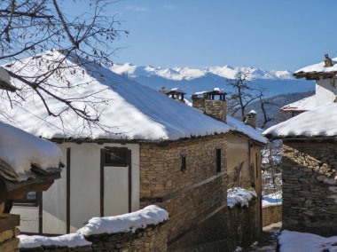 Bulgaristan 'ın Blagoevgrad bölgesindeki Otantik 19. yüzyıl evleriyle Leshten Köyü' nün kış manzarası