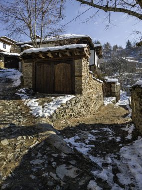 Bulgaristan 'ın Blagoevgrad bölgesindeki Otantik 19. yüzyıl evleriyle Leshten Köyü' nün kış manzarası