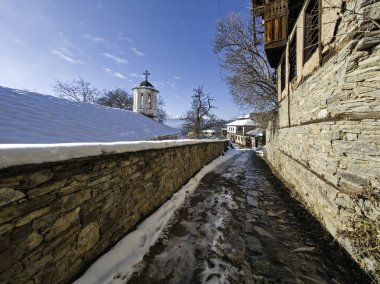 Bulgaristan 'ın Blagoevgrad bölgesindeki Otantik 19. yüzyıl evleriyle Leshten Köyü' nün kış manzarası
