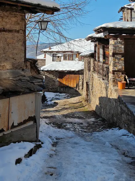 Bulgaristan 'ın Blagoevgrad bölgesindeki Otantik 19. yüzyıl evleriyle Leshten Köyü' nün kış manzarası