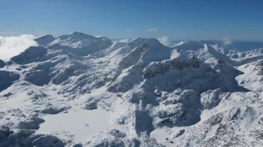 Bulgaristan 'ın Polezhan ve Bezbog Tepeleri yakınlarındaki Pirin Dağı' nın İnanılmaz Hava Kış Manzarası