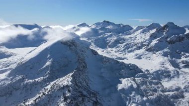 Bulgaristan 'ın Polezhan ve Bezbog Tepeleri yakınlarındaki Pirin Dağı' nın İnanılmaz Hava Kış Manzarası