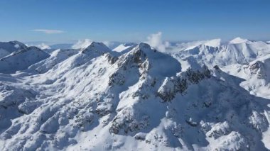 Bulgaristan 'ın Polezhan ve Bezbog Tepeleri yakınlarındaki Pirin Dağı' nın İnanılmaz Hava Kış Manzarası