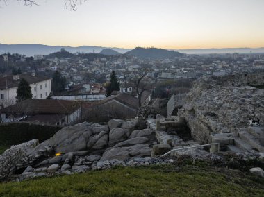 Bulgaristan 'ın Nebet Tepe tepesinden Filibe kentinin şaşırtıcı Günbatımı panraması