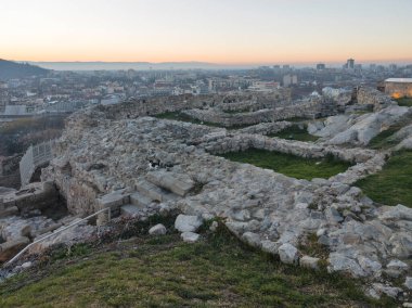 Bulgaristan 'ın Nebet Tepe tepesinden Filibe kentinin şaşırtıcı Günbatımı panraması
