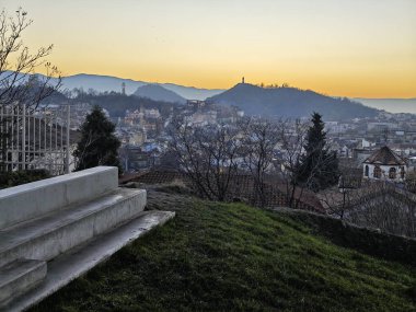 Bulgaristan 'ın Nebet Tepe tepesinden Filibe kentinin şaşırtıcı Günbatımı panraması