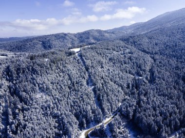 Bulgaristan 'ın Sofya Bölgesi Beli Iskar köyü yakınlarındaki Rila Dağı' nın kış manzarası