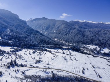 Bulgaristan 'ın Sofya Bölgesi Beli Iskar köyü yakınlarındaki Rila Dağı' nın kış manzarası