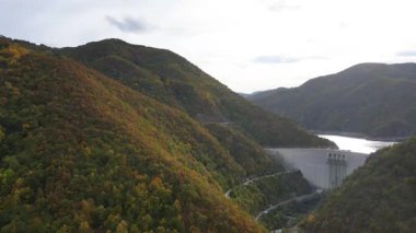 Bulgaristan 'ın Smolyan Bölgesi, Tsankov kamak Rezervuarı' nın Sonbahar hava manzarası