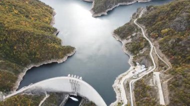 Bulgaristan 'ın Smolyan Bölgesi, Tsankov kamak Rezervuarı' nın Sonbahar hava manzarası