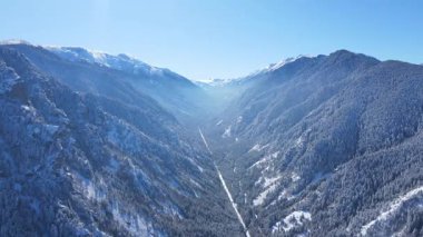 Bulgaristan 'ın Sofya Bölgesi Beli Iskar köyü yakınlarındaki Rila Dağı' nın kış manzarası