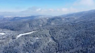 Bulgaristan 'ın Sofya Bölgesi Beli Iskar köyü yakınlarındaki Rila Dağı' nın kış manzarası