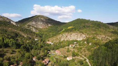 Bulgaristan 'ın Pernik Bölgesi Dragovski kamak Tepesi yakınlarındaki Greben Dağı' nın şaşırtıcı sonbahar manzarası