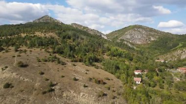 Bulgaristan 'ın Pernik Bölgesi Dragovski kamak Tepesi yakınlarındaki Greben Dağı' nın şaşırtıcı sonbahar manzarası