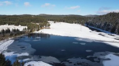 Bulgaristan 'ın Buzdan Pazardzhik Bölgesi ile kaplı Bekika Barajı' nın kış manzarası