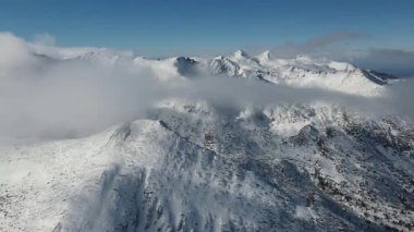 Bulgaristan 'ın Polezhan ve Bezbog Tepeleri yakınlarındaki Pirin Dağı' nın İnanılmaz Hava Kış Manzarası