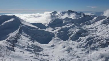 Bulgaristan 'ın Polezhan ve Bezbog Tepeleri yakınlarındaki Pirin Dağı' nın İnanılmaz Hava Kış Manzarası