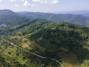 Bulgaristan 'ın Pernik Bölgesi, Kamenititsa zirvesi yakınlarındaki Erul Dağı' nın İnanılmaz Yaz Manzarası