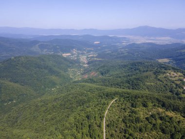 Bulgaristan 'ın Pernik Bölgesi, Kamenititsa zirvesi yakınlarındaki Erul Dağı' nın İnanılmaz Yaz Manzarası