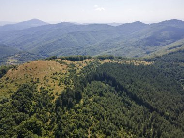 Bulgaristan 'ın Pernik Bölgesi, Kamenititsa zirvesi yakınlarındaki Erul Dağı' nın İnanılmaz Yaz Manzarası