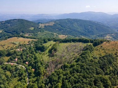 Bulgaristan 'ın Pernik Bölgesi, Kamenititsa zirvesi yakınlarındaki Erul Dağı' nın İnanılmaz Yaz Manzarası