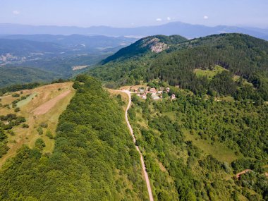 Bulgaristan 'ın Pernik Bölgesi, Kamenititsa zirvesi yakınlarındaki Erul Dağı' nın İnanılmaz Yaz Manzarası