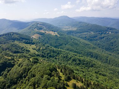 Bulgaristan 'ın Pernik Bölgesi, Kamenititsa zirvesi yakınlarındaki Erul Dağı' nın İnanılmaz Yaz Manzarası