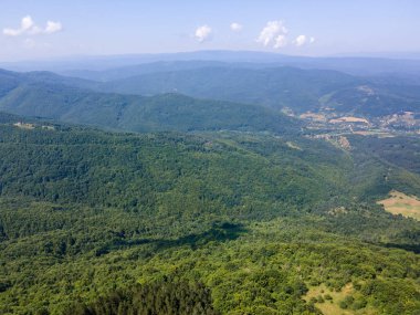 Bulgaristan 'ın Pernik Bölgesi, Kamenititsa zirvesi yakınlarındaki Erul Dağı' nın İnanılmaz Yaz Manzarası