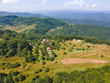 Bulgaristan 'ın Pernik Bölgesi, Kamenititsa zirvesi yakınlarındaki Erul Dağı' nın İnanılmaz Yaz Manzarası