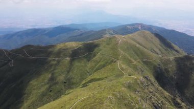 Bulgaristan 'ın Blagoevgrad bölgesindeki Kongur tepesi etrafındaki Belasitsa Dağı' nın havadan yaz manzarası