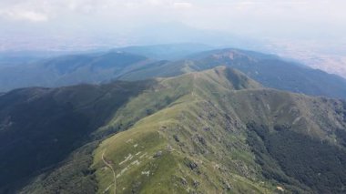Bulgaristan 'ın Blagoevgrad bölgesindeki Kongur tepesi etrafındaki Belasitsa Dağı' nın havadan yaz manzarası