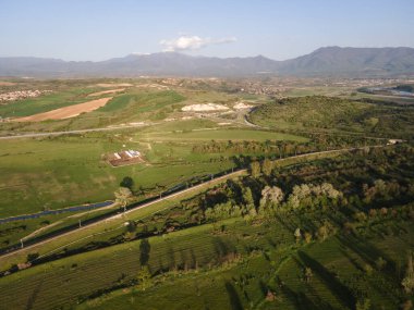 Bulgaristan 'ın Blagoevgrad bölgesinin Topolnitsa köyü yakınlarındaki Struma nehrinin hava günbatımı manzarası
