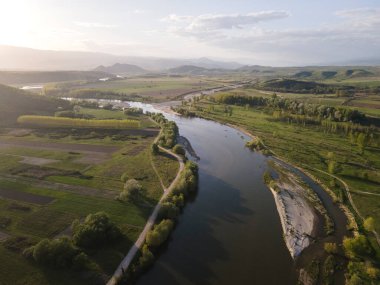 Bulgaristan 'ın Blagoevgrad bölgesinin Topolnitsa köyü yakınlarındaki Struma nehrinin hava günbatımı manzarası