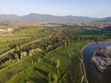 Bulgaristan 'ın Blagoevgrad bölgesinin Topolnitsa köyü yakınlarındaki Struma nehrinin hava günbatımı manzarası