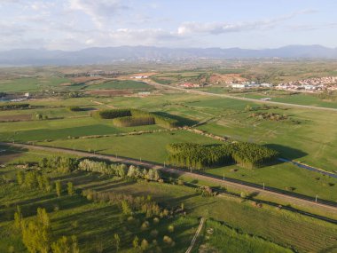 Bulgaristan 'ın Blagoevgrad bölgesinin Topolnitsa köyü yakınlarındaki Struma nehrinin hava günbatımı manzarası