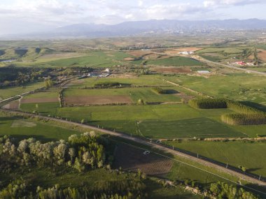 Bulgaristan 'ın Blagoevgrad bölgesinin Topolnitsa köyü yakınlarındaki Struma nehrinin hava günbatımı manzarası