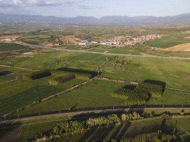 Bulgaristan 'ın Blagoevgrad bölgesinin Topolnitsa köyü yakınlarındaki Struma nehrinin hava günbatımı manzarası