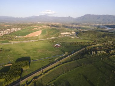 Bulgaristan 'ın Blagoevgrad bölgesinin Topolnitsa köyü yakınlarındaki Struma nehrinin hava günbatımı manzarası
