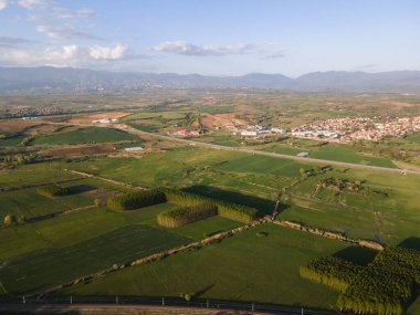 Bulgaristan 'ın Blagoevgrad bölgesinin Topolnitsa köyü yakınlarındaki Struma nehrinin hava günbatımı manzarası